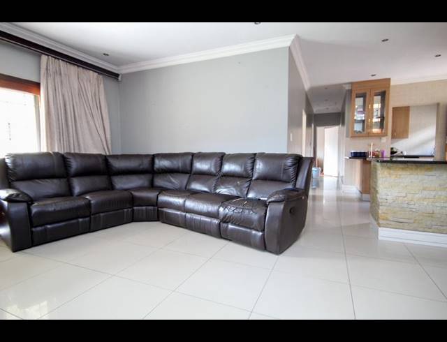 5 BEDROOM TOWNHOUSE FOR SALE IN THATCHFIELD